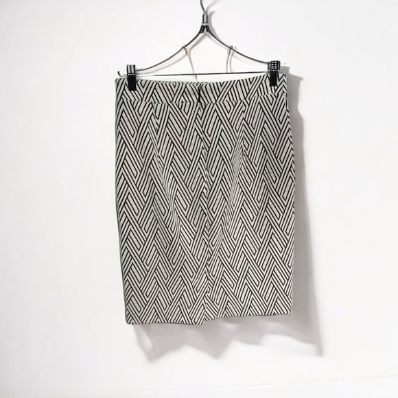 🌻Banana Republic Cream Black Textured Skirt (with stretch) Size 0 - Picture 2 of 5
